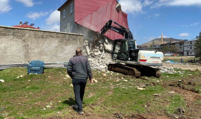Depremde 1 kişinin öldüğü, 2 binanın yıkıldığı Tufanbeyli'de 79 bina hasarlı çıktı