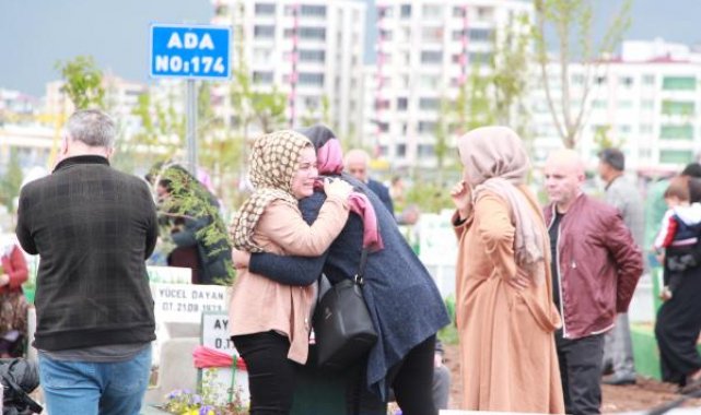 Depremde 414 kişinin hayatını kaybettiği Diyarbakır'da, mezarlıklara duygu dolu ziyaretler