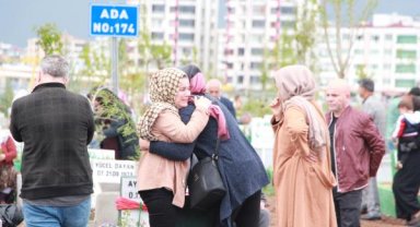 Depremde 414 kişinin hayatını kaybettiği Diyarbakır'da, mezarlıklara duygu dolu ziyaretler