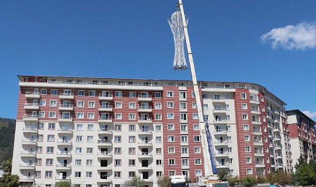 Depremde az hasar alan sitenin tepesindeki 5 tonluk demir paratoner, vinçle söküldü