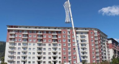 Depremde az hasar alan sitenin tepesindeki 5 tonluk demir paratoner, vinçle söküldü