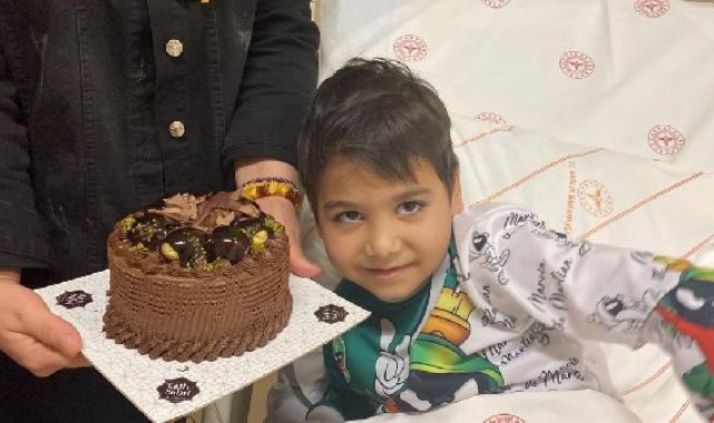 Depremde enkazdan kurtarılan Emin için hastanede doğum günü kutlaması