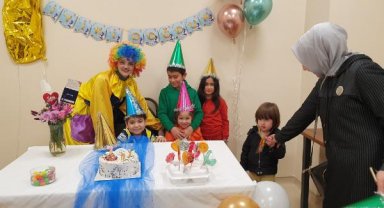 Depremde enkazdan kurtarılan Emin için hastanede doğum günü kutlaması