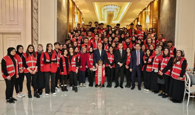 Depremde fedakarca görev yapmışlardı, iftar sofrasında buluştular