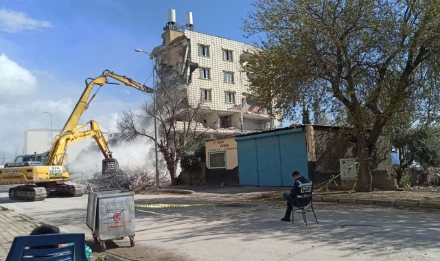 Depremde hasar gören binaların yıkımı devam ediyor