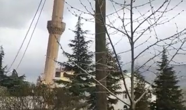 Depremde hasar gören cami minaresi kontrollü yıkıldı