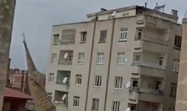 Depremde hasar gören cami minaresine kontrollü yıkım