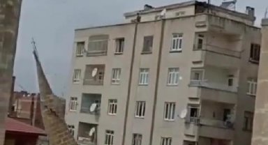 Depremde hasar gören cami minaresine kontrollü yıkım