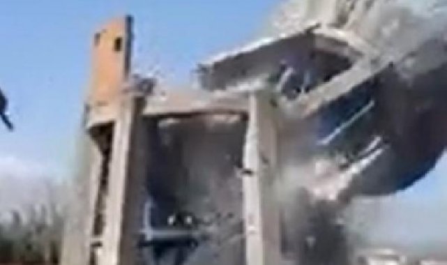 Depremde hasar gören su kulesinin, kontrollü yıkımı gerçekleştirildi