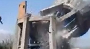 Depremde hasar gören su kulesinin, kontrollü yıkımı gerçekleştirildi
