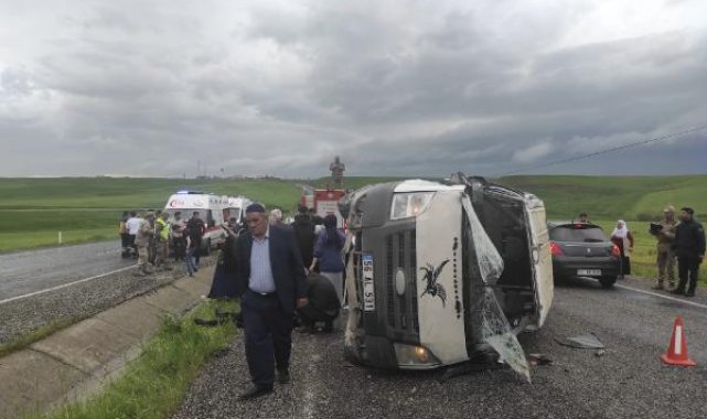 Depremde kaybettikleri yakınlarının kabrinden dönerken kaza geçirdiler: 12 yaralı