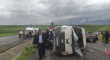 Depremde kaybettikleri yakınlarının kabrinden dönerken kaza geçirdiler: 12 yaralı