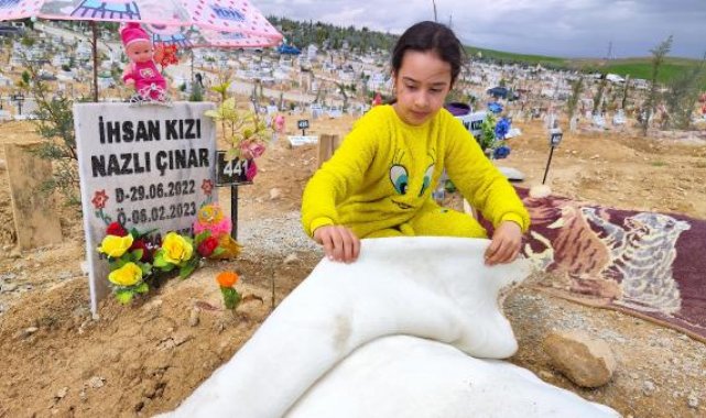 Depremde ölen çocukların bayram hediyeleri mezarlarına bırakıldı