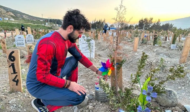 Depremde ölen çocukların mezarlarına rüzgar gülü bıraktılar