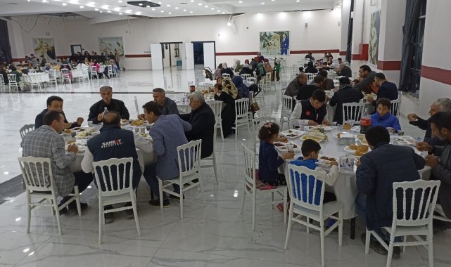 Depremde ölen öğretmenleri için iftar programı düzenlediler