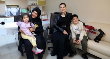 Depremde uzuvlarını kaybeden kardeşlere Çocuk İyilik Merkezi'nde protez takıldı