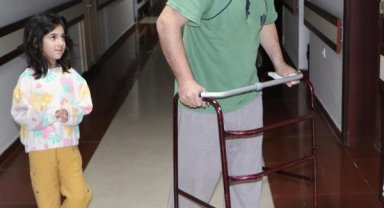 Depreme iki ayağı alçıda yakalanan Turgut, evden yuvarlanarak çıkmış