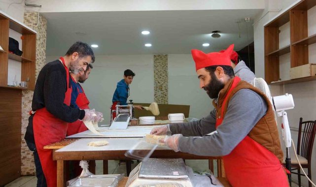 Depremin etkilediği Hatay'da Ramazan'ın vazgeçilmezi "küncülü helva" geleneği sürüyor