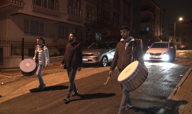 Depremzede ağabeyi Ramazan davulu çalıyor, kardeşi ilahilerle eşlik ediyor