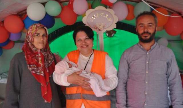 Depremzede aile bebeklerine çadır kentteki gönüllü öğretmenin ismini verdi