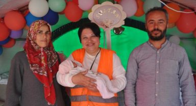 Depremzede aile bebeklerine çadır kentteki gönüllü öğretmenin ismini verdi