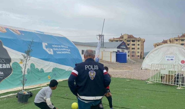 Depremzede Çocuklar Dalan İhbarda Bulunup Gelen Ekiplere Pasta İkram Ettiler