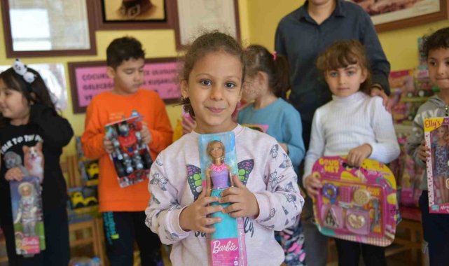 Depremzede çocuklara bayram hediyesi anaokulu öğrencilerinden