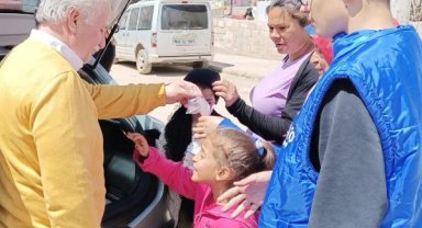 Depremzede çocuklara kumbara içinde bayram harçlığı, şeker ve oyuncak götürdüler