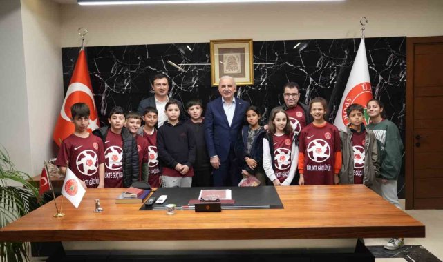 Depremzede çocuklara Ümraniyespor imzalı forma hediyesi