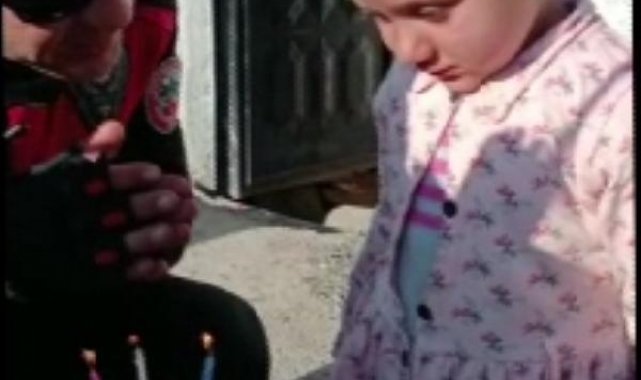 Depremzede Emine'nin 3'üncü yaşını yunus polisleri kutladı