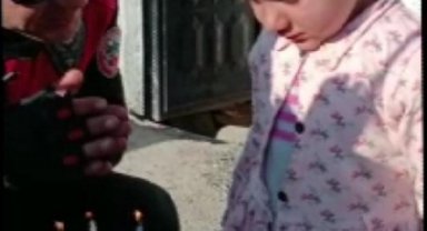 Depremzede Emine'nin 3'üncü yaşını yunus polisleri kutladı