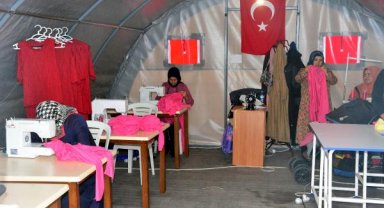 Depremzede kadınlar, üreterek hayata tutunuyor
