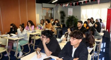Depremzede öğrenciler, sınavlara Rauf Bey Gemisi'nde hazırlanıyor