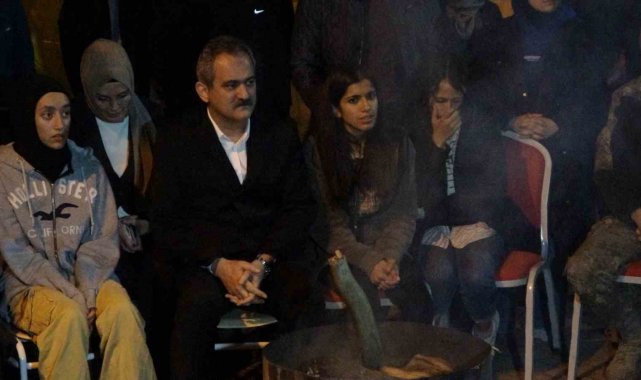 Depremzede öğrencilerden Bakan Özer'e türkülü karşılama