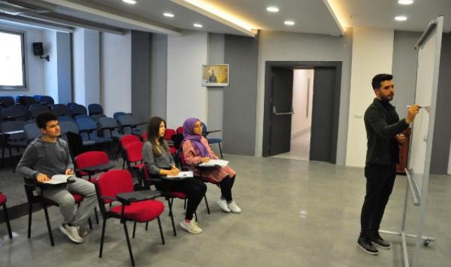 Depremzede öğretmen, kaldığı yurttaki gençleri üniversiteye hazırlıyor