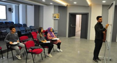 Depremzede öğretmen, kaldığı yurttaki gençleri üniversiteye hazırlıyor