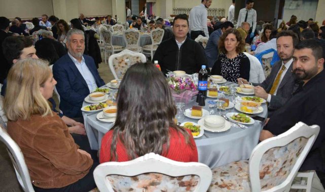 Depremzedeler iftar programında bir araya geldi