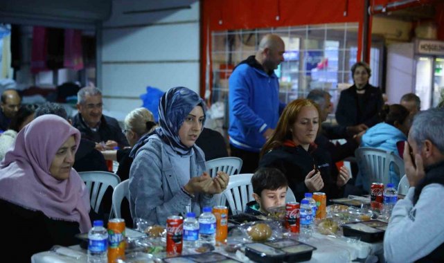 Depremzedeler iftar yemeğinde bir araya geldi