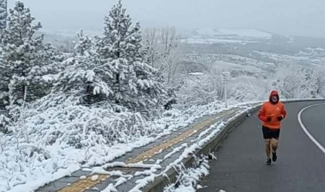 Depremzedelere destek için koşuyor