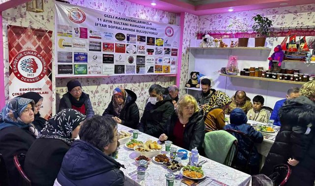 Depremzedelere ücretsiz iftar vererek hayır dua alıyorlar