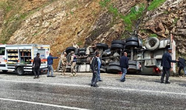 Devrilen tankerde sıkışan sürücüyü AFAD ekipleri çıkardı