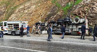 Devrilen tankerde sıkışan sürücüyü AFAD ekipleri çıkardı