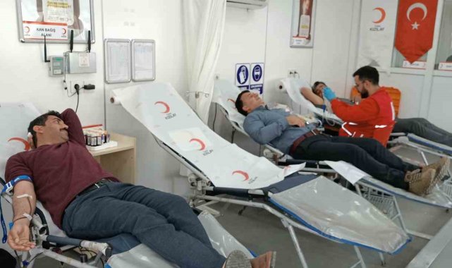 Dicle'de vatandaşlar Kızılay'a kan bağışında bulundu
