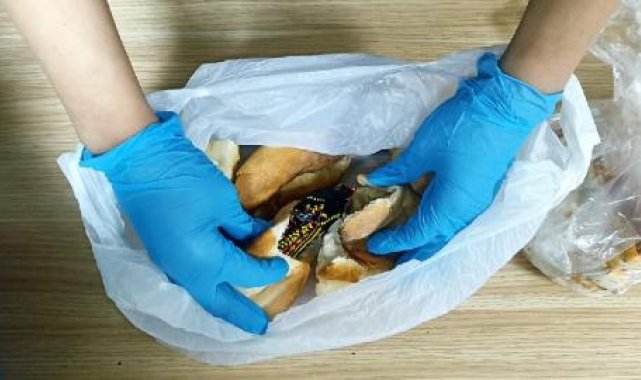 Dilencinin topladığı paralar ekmek arasından çıktı