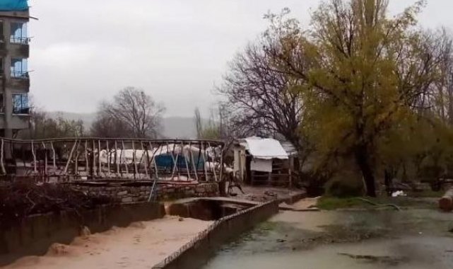 Diyarbakır Hazro'da sağanak; dere taştı, tarım alanları su altında kaldı