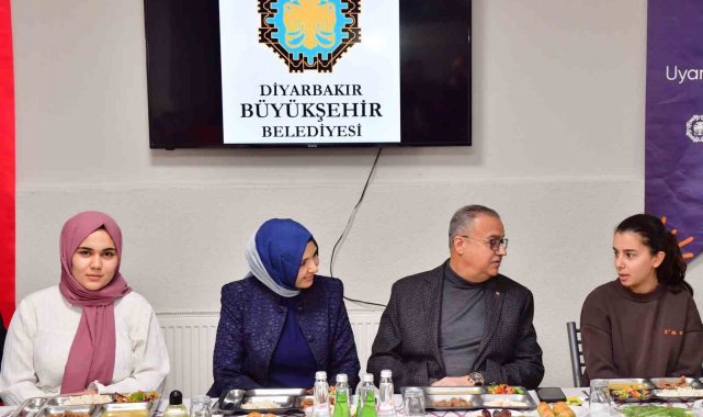 Diyarbakır Valisi Konukevi Kız Yurdu öğrencileriyle iftar açtı