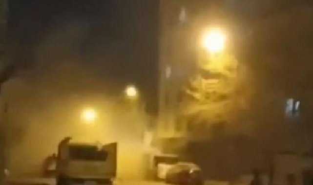 Diyarbakır'da ağır hasarlı binanın bir kısmının çöküş anı kamerada