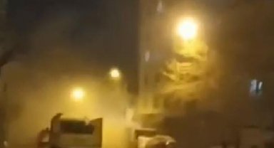 Diyarbakır'da ağır hasarlı binanın bir kısmının çöküş anı kamerada