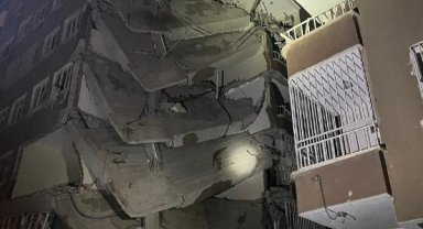 Diyarbakır'da ağır hasarlı Diyargap Apartmanı'nın bir kısmı çöktü, çevresindeki binalar boşaltıldı