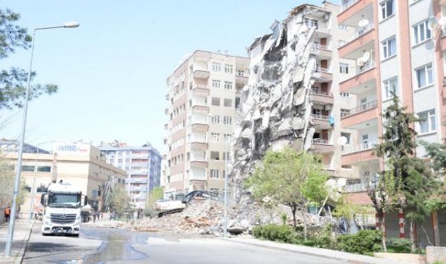 Diyarbakır'da bir kısmı çöken ağır hasarlı binanın kontrollü yıkımı başladı
